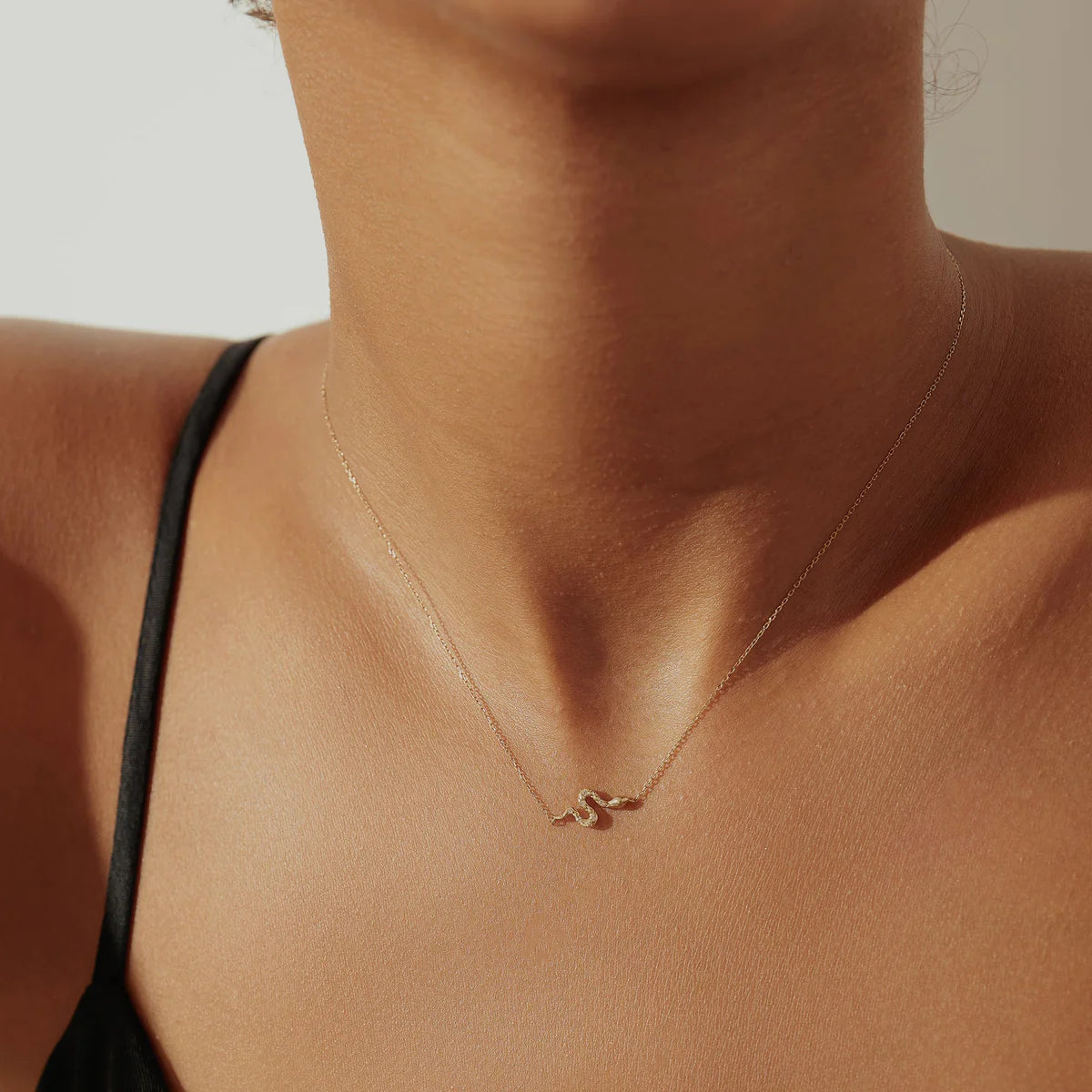 NEFERTITI | 14kyg Diamond Snake Necklace