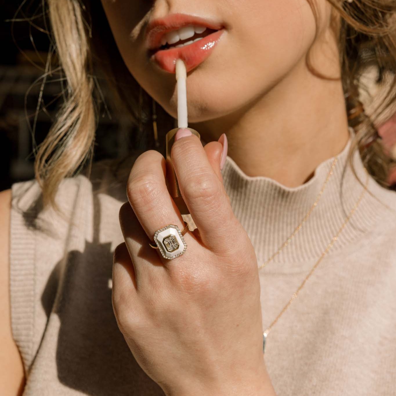 18K Yellow Gold White Agate & Diamond Ring