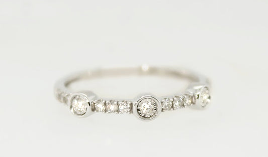 10K White Gold Bezel Round Diamond Band